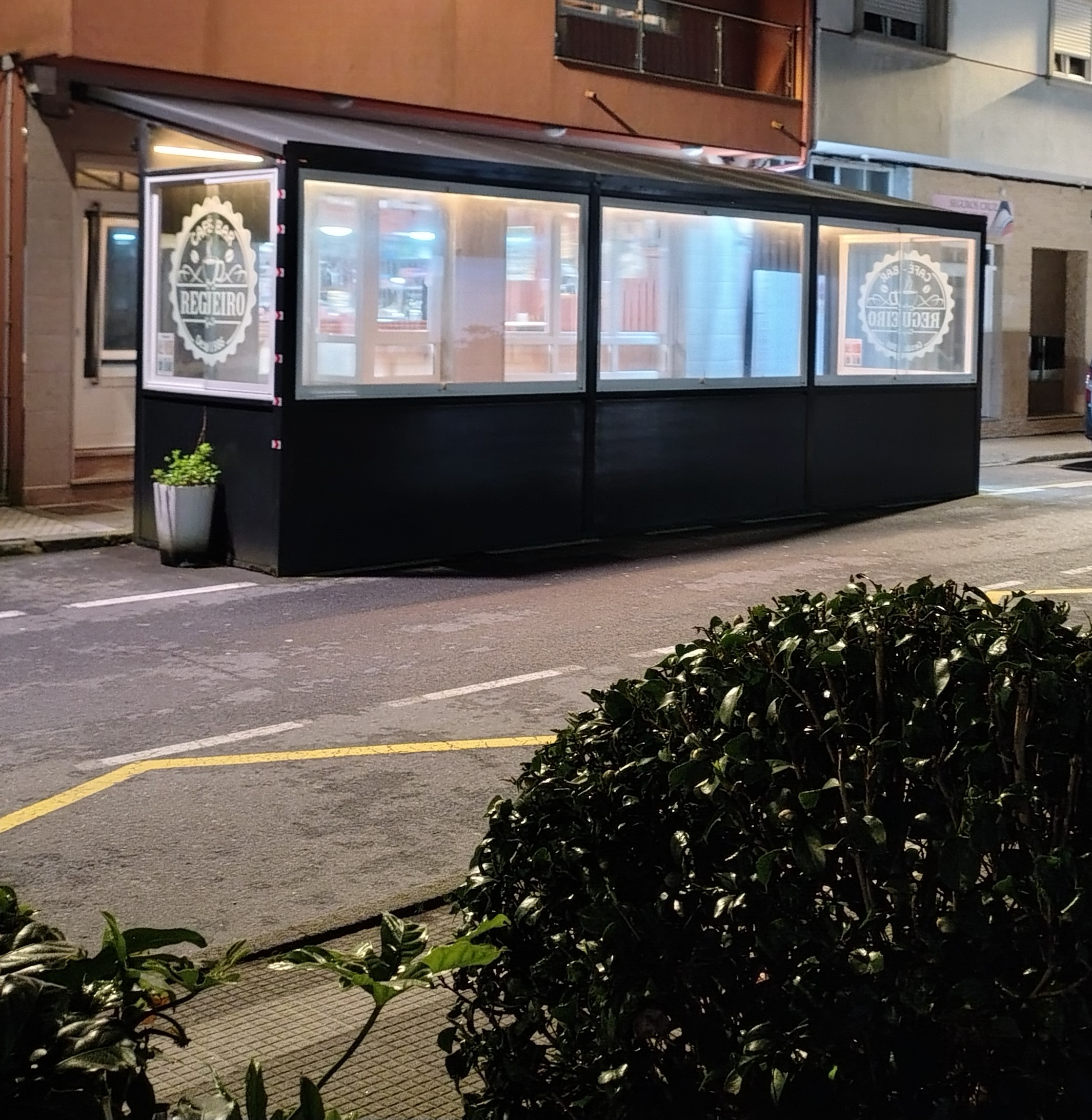 Vista exterior nocturna del Café-Bar Regueiro